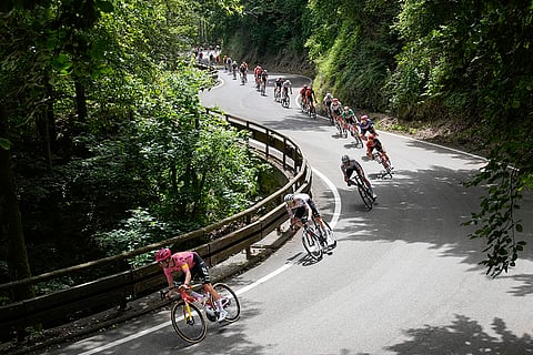 The pack speeds down Col de Valico Tre Faggi 